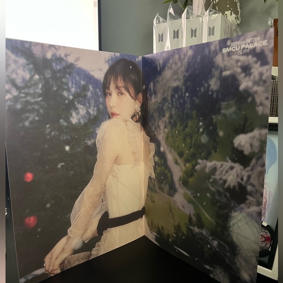 RED VELVET  2022 Winter SMTOWN: SMCU PALACE K-POP CD + PHOTO CARD /Poster - Picture 3 of 5